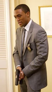 Was steckt hinter dem merkwürdigen Tod einer schwangeren Frau, die offenbar eine Leihmutter war? Die Spuren führen Detective Frost (Lee Thompson) in ein Hotelzimmer.