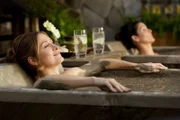 Während Dr. Maura Isles (Sasha Alexander, l.) und Jane Rizzoli (Angie Harmon) sich in ihren Schlammbädern erholen, wird eine junge Frau von einer Psychopathin im Wald in der Nähe des Spas gejagt.