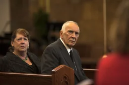 Ann Dowd als Abigail, Frank Langella als Jack