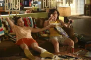 Sue (Eden Sher, l.); Axl (Charlie McDermott, r.)