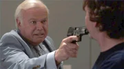 Nate (Timothy Hutton) macht den Versicherungs- Chef Ian Blackpoole (Kevin Tighe, l.) für den Tod seines Sohnes verantwortlich. Die Situation eskaliert und Blackpoole zückt seine Waffe.