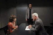 Das Team um Gibbs (Mark Harmon, r.) muss den Mord an einem Offizier untersuchen, der anscheinend an einem Geheimprojekt gearbeitet hat. Für McGee (Sean Murray, M.) wird die Sache allerdings persönlich, als sie bei den Ermittlungen auf seine Großmutter Penelope (Lily Tomlin, l.) stoßen ...