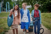 Reena (Sophia Leonie Mauritz, li.) muss ihre Komfortzone verlassen um mit Chiara (Jamila Weintritt, mi.) und Ava (Mia Stieber, re.) das Fotoshooting erfolgreich durchzuziehen.