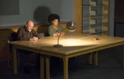 Shirley hat einen Blaupause-Plan des Colleges besorgt, damit sie, Hickey und der Rest der Gruppe das alte Computerlabor des ersten Deans von Greendale finden können.
