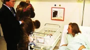 Lutz Böhm (Tommi Piper) besucht sein Baby und die stolze Mutter (Marion Hilgers als Katrin Michaelis) im Krankenhaus.