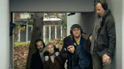 Die Detektive hören gebannt ihrem Meister bei der Ermittlung zu: (l-r) Martin Rapold als Roger Hasenfratz, Esther Gemsch als Doro Iselin, Meryl Marty als Agotha Bayani, Dardan Sadik als Milan Gjokaj, Martin Butzke als Henning Eckberg