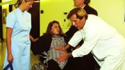 Lutz Böhms (Tommi Piper, re.hi.) schwangere Freundin Katrin (Marion Hilgers, sitz.) wird mit Wehen ins Krankenhaus eingeliefert. Stefan Frank (Sigmar Solbach) und Schwester Susi (Claudia Lösel) sind sofort zur Stelle.