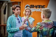 Leon (Dean-Ryan Kuhlig, li.) und Charlotte (Caroline Groß, re.) werden von Sirius Pasulke (Niels Krommes) über den Zukunftswettbewerb interviewt. Doch Leons Gedanken sind ganz woanders.