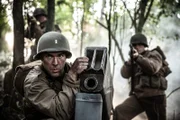 REENACTMENT- Leutnant Harris Neil gießt durch die Lüftungsschächte Benzin in den deutschen Bunker. Gespielt von: Jonathan Woodhall (v.l.n.r.) und Kyler Fagan.