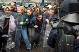 Als die Polizei anr&uuml;ckt, sind Batte (Luisa-C&eacute;line Gaffron, vorne, 2.v.l.), Luisa (Mala Emde, vorne, 3.v.l.), Alfa (Noah Saavedra, vorne, 3.v.r.) und Lenor (Tonio Schneider, 2.v.r.) entschlossen, das Geb&auml;ude der Kommune zu verteidigen. Das P81 ist ihr Zuhause.