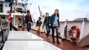 Nele, Tarun, Femi, Levin und Kira gewinnen eine Schiffsreise.