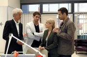 Die Uhren sind immer noch verschwunden und Anna glaubt, ihre Unschuld gegenüber Robert und Jonas niemals beweisen zu können. v.l.n.r.: Robert (Mathieu Carrière), Jonas (Roy Peter Link), Anna (Jeanette Biedermann), Jannick (Mike Adler)