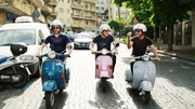 Von links: Fred Sirieix, Gordon Ramsay und Gino D'Acampo sind mit Mopeds auf den Straße von Neapel unterwegs.