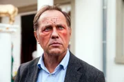 Nach einer Idee von Harald Schmidt Wolfram (Uwe Ochsenknecht) hat die angeblich kräftigende Behandlung durch den Guru seiner Frau nicht gerade gut getan.