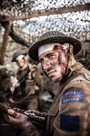 Verwundete kanadische Soldaten reinigen Waffen und laden Magazine, um denjenigen zu helfen, die noch kämpfen können. Gespielt von: Zak Parlette.