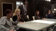 V.l.: Das Team, Nathan Ford (Timothy Hutton), Parker (Beth Riesgraf), Alec Hardison (Aldis Hodge), Sophie Devereaux (Gina Bellman) und Eliot Spencer (Christian Kane) trifft sich zur Lagebesprechung.