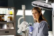 Dr. Maura Isles' (Sasha Alexander) Obduktion an der Leiche einer ehemaligen Soldatin bringt erstaunliche Ergebnisse: Die Kugel, die sie in Afghanistan getroffen hat, wurde aus einem Armee-Revolver abgefeuert.