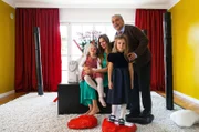 Nach einer Idee von Harald Schmidt Schnell ein sympathisches Bild mit Frau Annette (Alexandra Kamp) und den beiden Töchtern, das muss für das Morgenschauporträt reichen, findet Werner Heimerdinger (Jockel Tschiersch, re.)