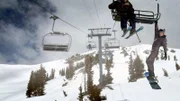 Für einen Auftrag begibt sich das Leverage-Team an einen malerischen Skiort in Colorado. Mit einem waghalsigen Stunt am Skilift, zieht Parker (Beth Riesgraf) alle Blicke auf sich.