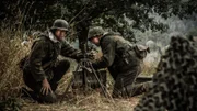 REENACTMENT- Deutsche Soldaten bauen den Mörser auf und laden ihn. Gespielt von: Jarret Aikman (v.l.n.r.) und Jonathan Woodhall.