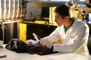 Ryan Wolfe (Jonathan Togo) untersucht ein Beweisstück. Ryan Wolfe (Jonathan Togo) untersucht ein Beweisstück.