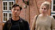 Noah (Jan Liem, l.) lässt sich von Toni (Sarah Buchholzer, r.) ablenken, als ihm eine Person erscheint, die eigentlich nicht vor ihm steht.