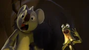 Blinky und Jacko erschrecken sich, als ihnen unheimliche Artverwandte von Jacko im dunklen Tunnel begegnen.