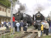 Dampfspektakel auf dem Semmering. Beide Sonderzüge stehen auf dem Laufsteg.