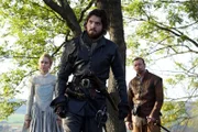 (v.l.n.r.) Königin Anne (Alexandra Dowling); Athos (Tom Burke); Treville (Hugo Speer)