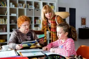 Frau Schmithüser (Hansi Jochmann, l.) gibt Luisa (Deborah Mary Schneidermann, r.) Nachhilfe. Charlotte Baumgart (Ursela Monn, M.) fühlt sich an den Rand gedrängt und von ihrer Tochter Susanne abgeschoben.