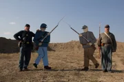 Jim Green und Carl Clink posieren mit ihren Zielen (Soldaten des Bürgerkriegs)