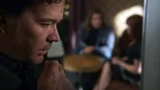 Nathan Ford (Timothy Hutton) belauscht ein Telefonat, um an wichtige Informationen zu gelangen.