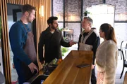 Matteo (Riccardo Angelini, 2.v.l.) ist bestürzt wegen Valea. Links Tom (Maximilian Herzogenrath), rechts Ingo (André Dietz) und Nathalie (Amrei Haardt)  +++ Die Verwendung des sendungsbezogenen Materials ist nur mit dem Hinweis und Verlinkung auf RTL+ gestattet.