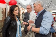 Tierärztin Dr. Mertens (Elisabeth Lanz, l.) ist sicher, dass in einem Leipziger Badesee ein gefährliches Tier sein Unwesen treibt. OB Herrenbrück (Frank Sieckel, M.) fordert Susanne und Blum (Ralph Herforth, r.) auf, die Suchtrupps mit ihrem Wissen zu unterstützen.