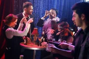 Eine Bar mit Alkoholausschank am College, klingt nach einer lukrativen und gar nicht verbotenen Idee von Britta (Gillian Jacobs), Jeff (Joel McHale), Abed (Gillian Jacobs) und Annie (Alison Brie).