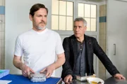 Dr. Blum (Ralph Herforth, r.) erfährt von Dr. Gregersen (Tobias Hoesl, l.), dass dieser unter Parkinson leidet. Dr. Blum bewundert den Arzt für seinen souveränen Umgang mit der Krankheit.