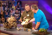 Tierarzt Dr. Markus Baur (l.) zeigt Elton (r.) die unterschiedlichen Zähne von Löwen, Kängurus und Mäusen.
