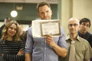 Kann ein uralter Vertrag, den Britta (Gillian Jacobs, l.), Jeff (Joel McHale, M.) und Dean Pelton (Jim Rash, r.) aufgetrieben haben, den Verkauf des Greendale Colleges verhindern?