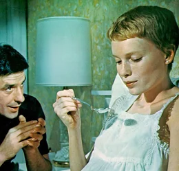 Das junge Ehepaar Guy (John Cassavetes) und Rosemarie (Mia Farrow) erwarten ein Kind. Rosemarie sieht einer qualvollen Schwangerschaft entgegen.