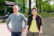 Zoodirektor Dr. Blum (Ralph Herforth) und Tierärztin Dr. Mertens (Elisabeth Lanz, r.) staunen über rosa farbige Erdmännchen.