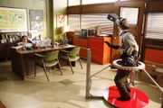 Als Dean Pelton begeistert in der virtuellen Realität verschwindet, hat Frankie ein 5000 Dollar großes Problem ...