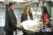 Lanie Parish (Tamala Jones, r.) erzählt Richard Castle (Nathan Fillion, l.) und Kate Beckett (Stana Katic, M.) von ihren neuesten Erkenntnissen über die Todesursache des Opfers.