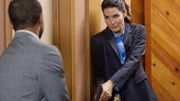 Eine Karte, die eine Tote bei sich hatte, führt die Ermittler Frost (Lee Thompson) und Jane Rizzoli (Angie Harmon) zu einem Hotelzimmer.