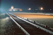 Die Gleisrampe des Vernichtungslagers Auschwitz (Nachtaufnahme).