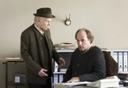 Auf die "wertvolle" Ermittlungshilfe seines Vaters (Tilo Prückner) könnte Kommissar Kluftinger (Herbert Knaup, rechts) gut und gerne verzichten.