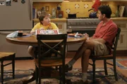 Gemeinsam mit seinem Onkel Charlie (Charlie Sheen) plant Jake (Angus T. Jones) seinen Geburtstag ...