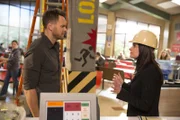 Die Neue am Greendale College, Frankie (Paget Brewster, r.), will Jeff (Joel McHale, l.) doch tatsächlich den Alkohol im Aufenthaltsraum verbieten ...