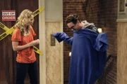 Kaley Cuoco (Penny), Johnny Galecki (Leonard).