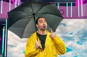 "Babbel Net!" - übers Wetter. Bei Bülents Comedy-Tutorial bleiben keine Fragen offen. Bülent Ceylan versucht in einer Kältekammer bei minus 110 Grad zu überleben und entert als Anneliese das ARD Morgenmagazin. Dort erklärt ihm Wetterspezialist Donald Bäcker die wichtigsten Kniffe der Meteorologen und Anneliese präsentiert als sexy Wetterfee den aktuellen Wetterbericht.