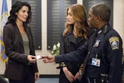 Jane Rizzoli (Angie Harmon, l.) erträgt es nicht, länger krank zu sein und untätig rumzusitzen, denn sie will ermitteln. Doch ohne Dienstausweis kommt sie nicht an Officer Reynolds (Karl T. Wright) vorbei. Zum Glück ist Dr. Maura Isles (Sasha Alexander) in der Nähe.